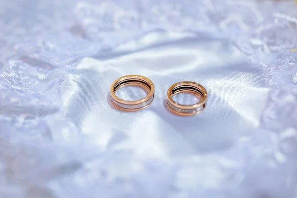 Primer Plano Los Anillos Boda Sobre Fondo Brillante —  Fotos de Stock