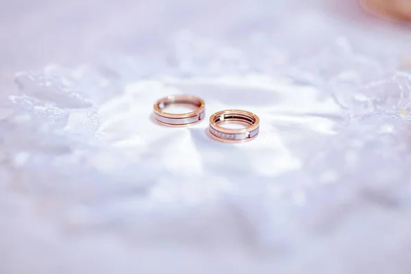 Primer Plano Los Anillos Boda Sobre Fondo Brillante —  Fotos de Stock