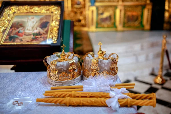Luxusní Zlaté Koruny Kameny Pro Svatební Obřad Staré Církevní Zlata — Stock fotografie