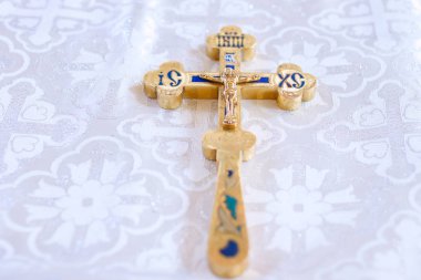 Vaftiz töreni tablo üzerinde bir sunak üzerinde kilise gereçler