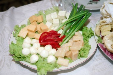 Peynir tabağı: Parmesan gouda mavi peynir mozzarella peyniri ve biber ve badem ile diğer. Lezzetli meze. Peynir tabağı. Peynir dilimi. 