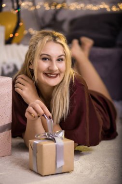 Noel. Güzel gülümseyen kadın mevcut hediye kutusu.