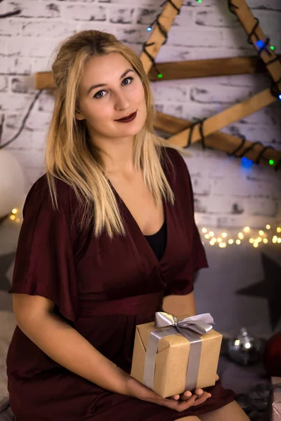 Christmas Beautiful Smiling Woman Present Gift Box — Stock Photo, Image