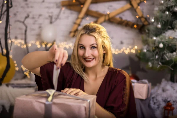Kerstmis Mooie Lachende Vrouw Aanwezig Geschenkdoos — Stockfoto