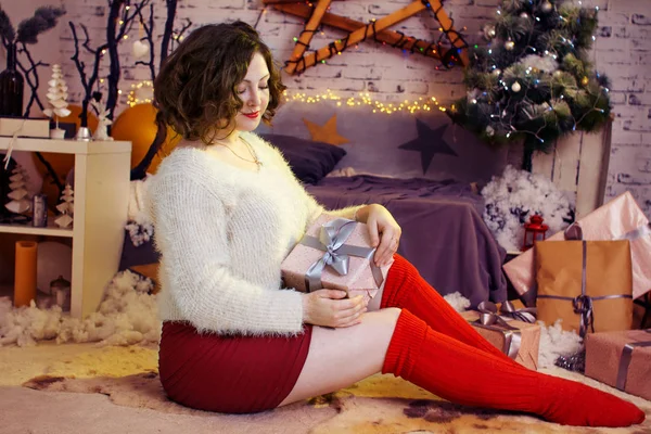 Mujer Feliz Con Regalo Árbol Navidad — Foto de Stock