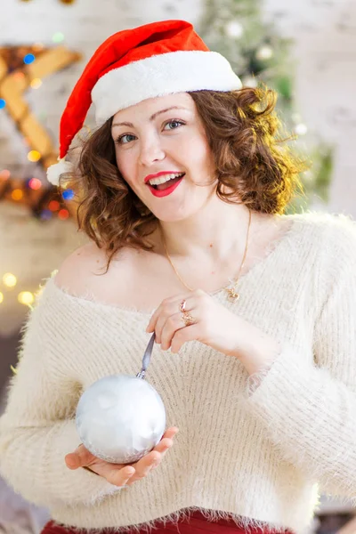 Vrolijke Gelukkige Vrouw Met Een Kerst Speelgoed — Stockfoto