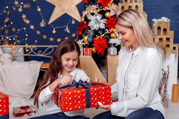 Mom Daughter Open Gift Happy Holidays — Stock Photo, Image