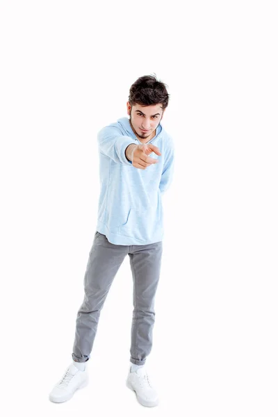 Jonge man toont teken punten zijn fin. Mode, knap. — Stockfoto