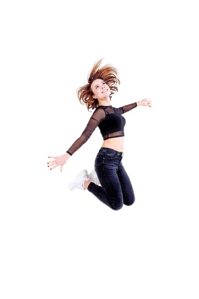 Спортивна жінка стрибає ізольовано на білому тлі . — стокове фото