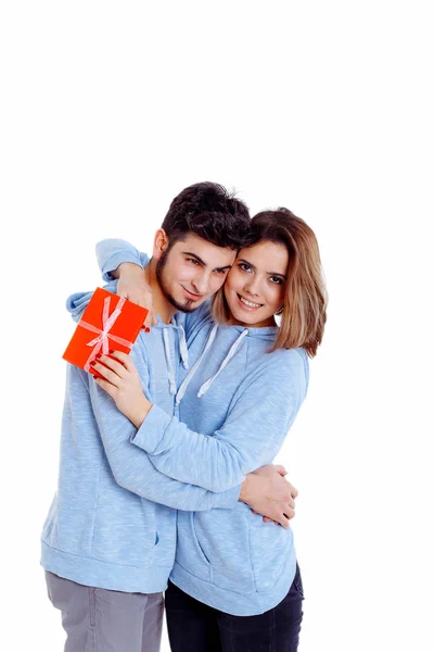 Geven van een gift voor een vrouw, met haar man. — Stockfoto