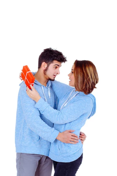 Homem dando um presente para uma mulher, segurando-a — Fotografia de Stock