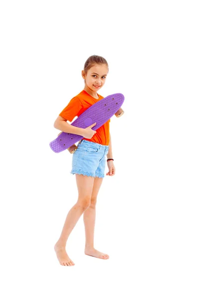 女孩与滑板查出在白色背景 — 图库照片