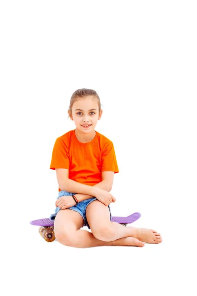 Ragazza con skateboard isolato su sfondo bianco — Foto Stock