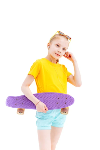 Glad tjej med skateboard isolerade på vitt i studio. — Stockfoto