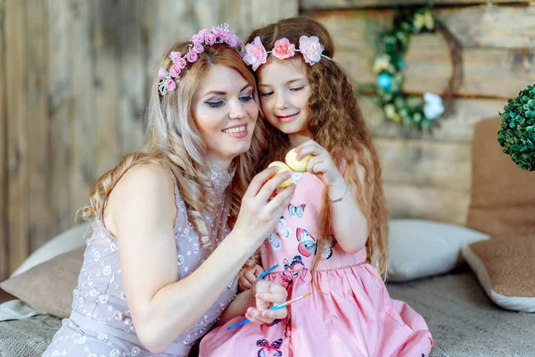 Family preparing for Easter. — Stock Photo, Image