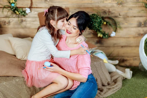 Filha beijos mãe feliz Páscoa — Fotografia de Stock