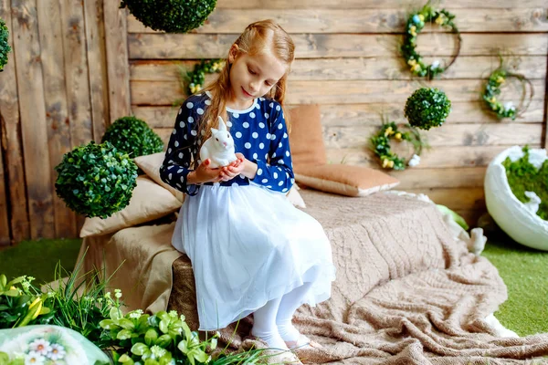 Dívka s velikonočním králíččkem na velikonoční prázdniny — Stock fotografie