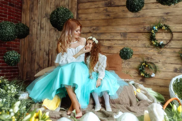 Beautiful mother and daughter in a spring studio. — Stock Photo, Image