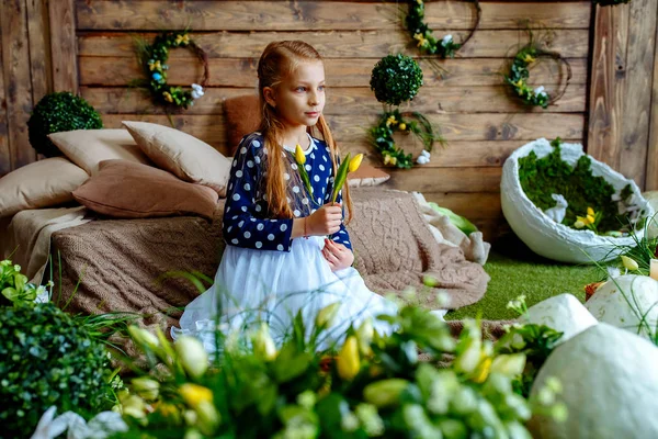 Schattig meisje in een voorjaar-studio. — Stockfoto