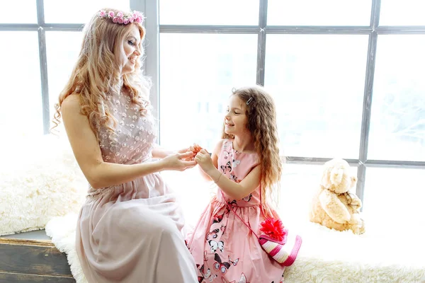 Mom and daughter chat cute while sitting on the windowsill — Stock Photo, Image