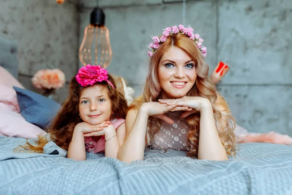 Mamá y su hija están jugando . —  Fotos de Stock