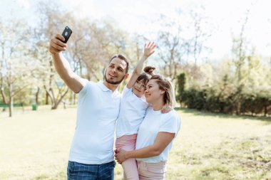 Çocuklu aile selfie fotoğrafı çekti.