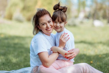 Anne ve kızı kırsal üzerinde eğleniyor zammı.