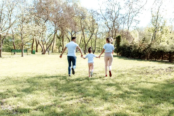 Família feliz jogando no parque — Fotografia de Stock