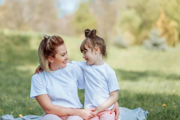 Mutter und Tochter haben Spaß bei Landpartie. — Stockfoto