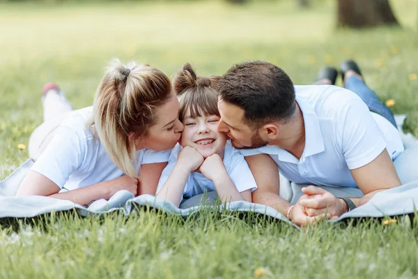 Felicidade e harmonia na vida familiar. Feliz conceito de família. Tu... — Fotografia de Stock