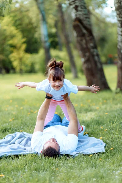 Šťastní rodiče, kteří hrají s jejich malá dcerka — Stock fotografie