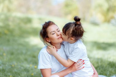 Anne ve kızı Park portresi.