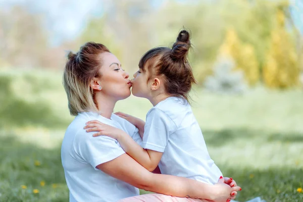 Portret van moeder en dochter in park. — Stockfoto