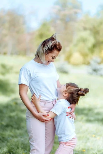 Anne ve kızı Park portresi. — Stok fotoğraf