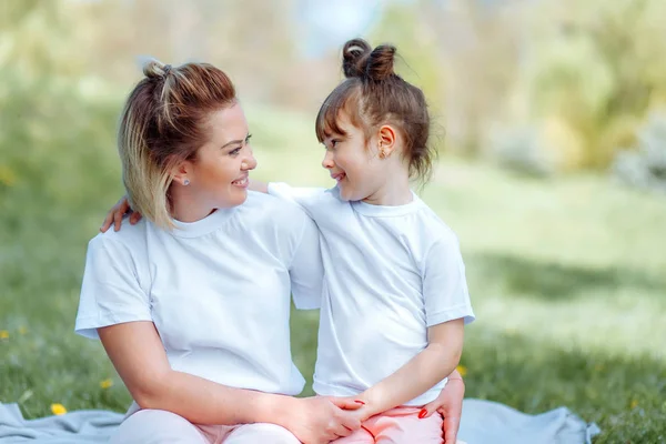 Portrait Of Mother And Daughter In Park. — Stock Photo, Image