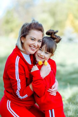 Mutlu anne ve doğadaki küçük kızı. Ebeveyn, insanlar.