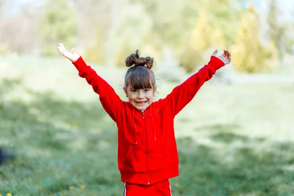 Niño, niño, alegría, fe, alabanza y felicidad . — Foto de Stock