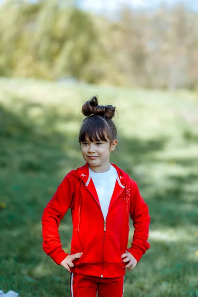 Ragazza nella foresta. Guardando, gente . — Foto Stock