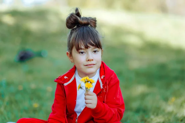 Девушка нюхает полевые цветы . — стоковое фото