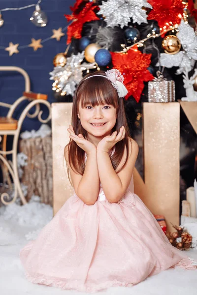 Portrait of a beautiful girl in a beautiful dress — Stock Photo, Image