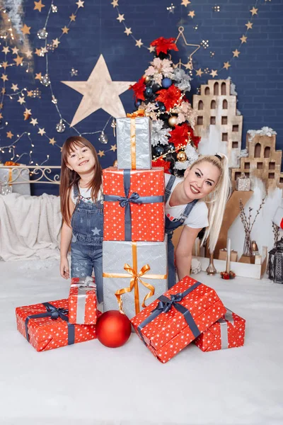 Mom and daughter with gifts on New Year's Eve — Stock Photo, Image