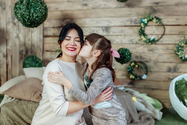 Daughter kisses mom on the cheek, mom is nice — Stock Photo, Image