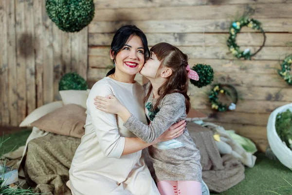 Daughter kisses mom on the cheek, mom is nice — Stock Photo, Image