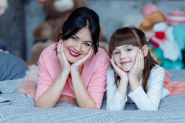 Mamãe e sua filha estão brincando — Fotografia de Stock