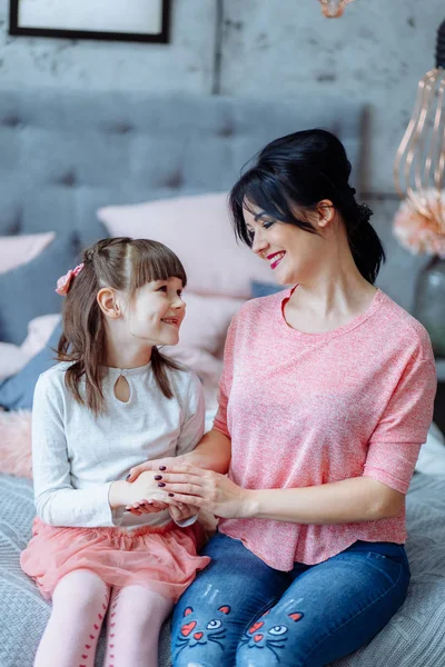 Mom and daughter at home. Brunette, leisure. — Stock Photo, Image