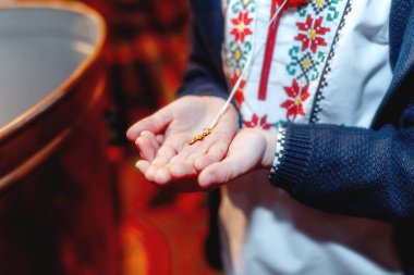 Çocuğun elinde çapraz.