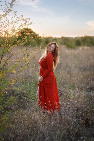 Portrait of beautiful girl in field. — Stock Photo, Image