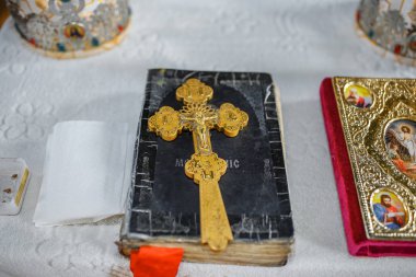 Ortodoks Kilisesi'nde Haç ve İncil.