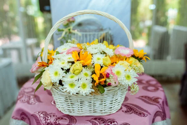 Праздничная корзина с хризантемами — стоковое фото
