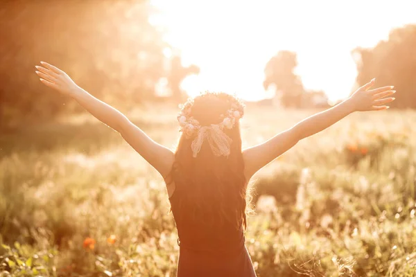 Fria Lycklig Kvinna Njuter Naturen Solnedgång Frihet Lycka Och Njutning — Stockfoto